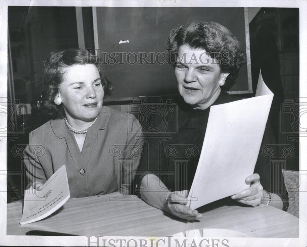 1957 Press Photo.Edwin Snyder&amp;Dr. Pauline Wilson Knapp - RRV01751 - Historic Images