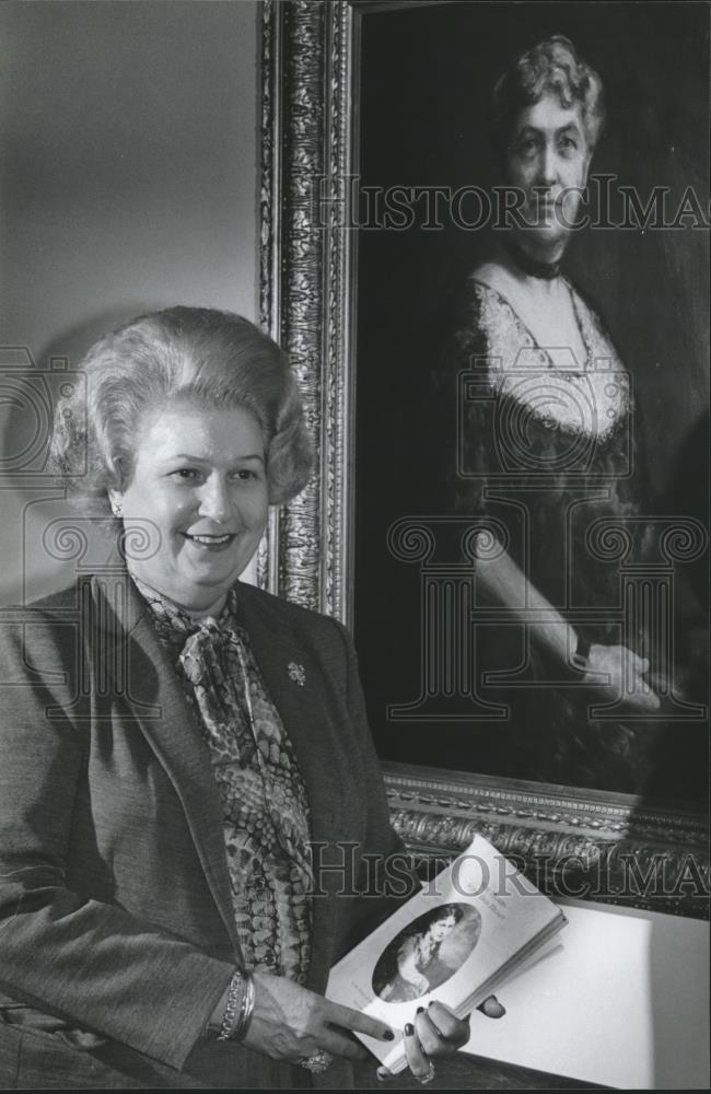 1981 Press Photo Mrs. Ann Dean, Business Manager or Roebuck Campus with Painting - Historic Images