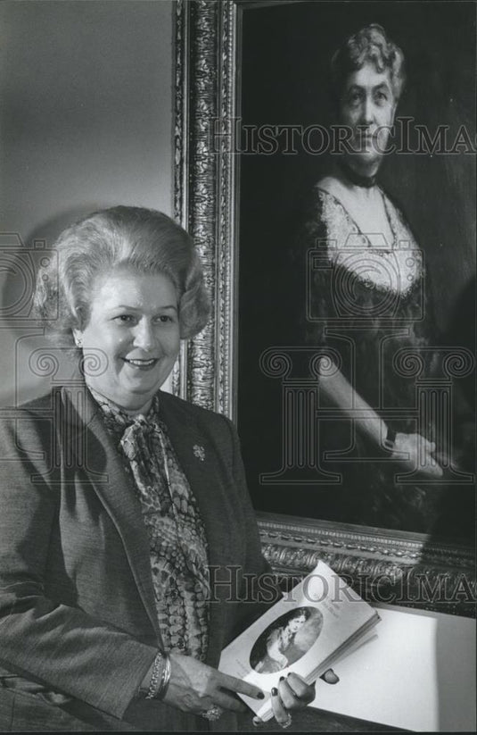 1981 Press Photo Mrs. Ann Dean, Business Manager or Roebuck Campus with Painting - Historic Images