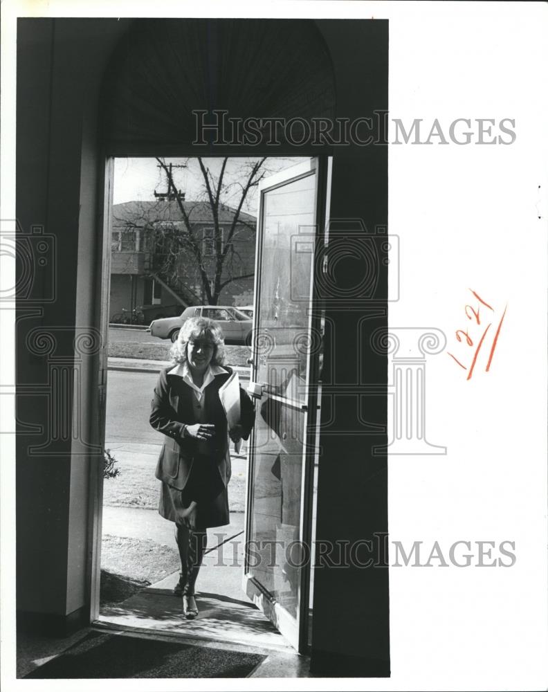 1981 Press Photo Anne Byron, Tarrant City Clerk entering Tarrant City Hall - Historic Images