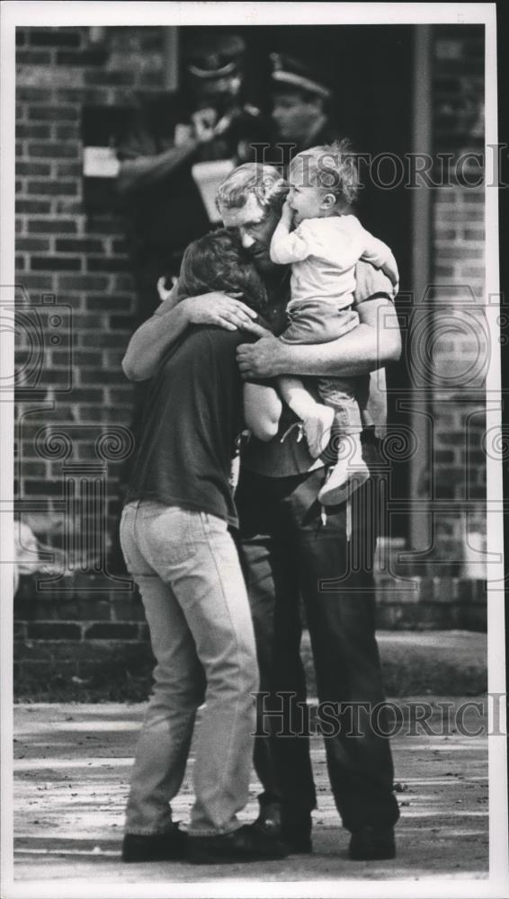 1989 Press Photo Yates Family Grieving Shooting of Member, Birmingham, Alabama - Historic Images