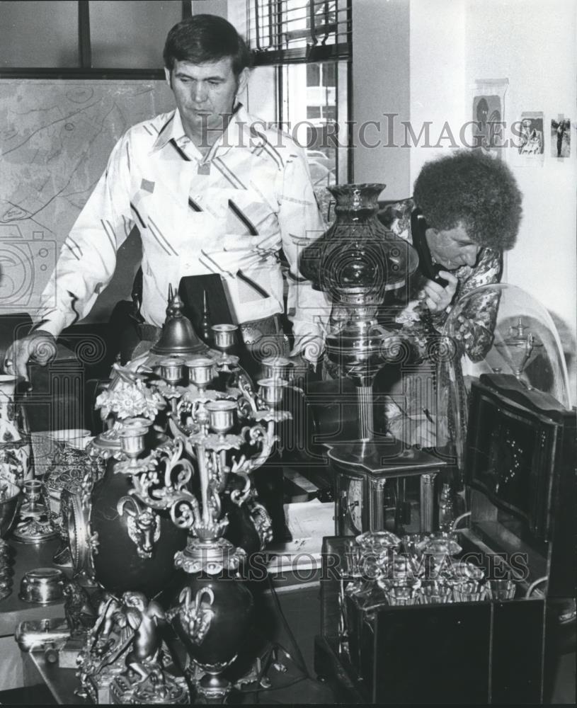 1977 Press Photo Officers Look Over Stolen Antiques Recovered in Alabama - Historic Images