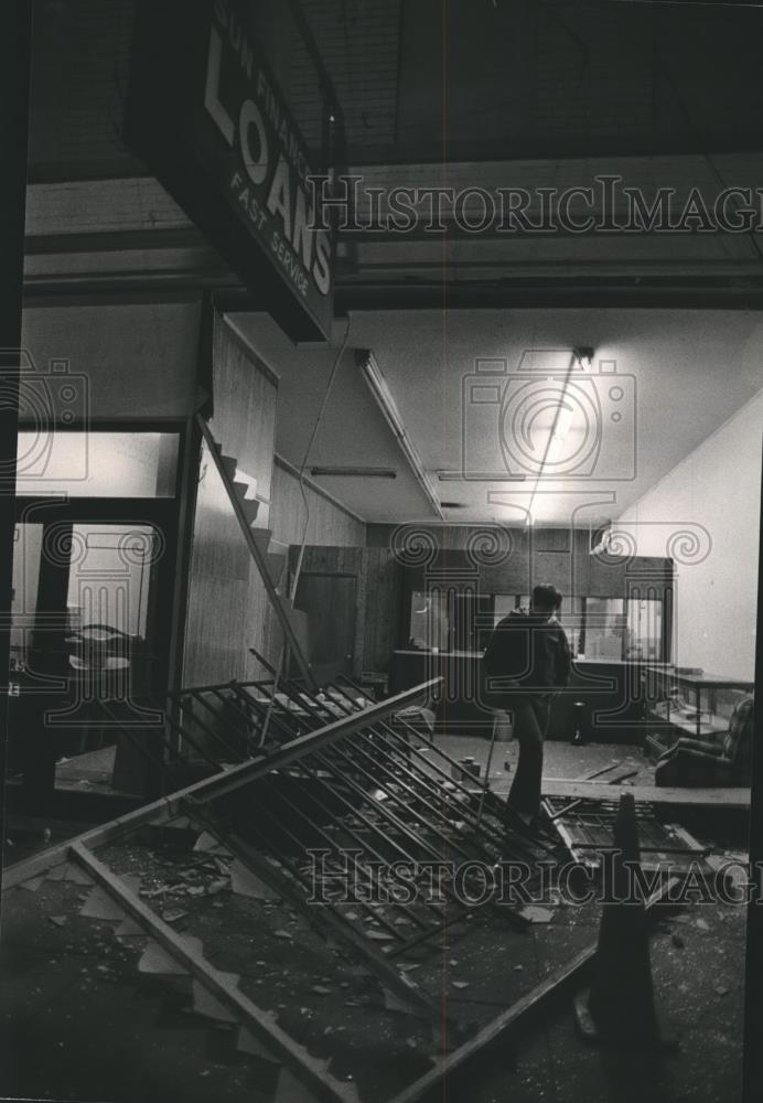 1985 Press Photo Don Hyde, Sun Finance Co., looks over damage of Burglary, AL - Historic Images