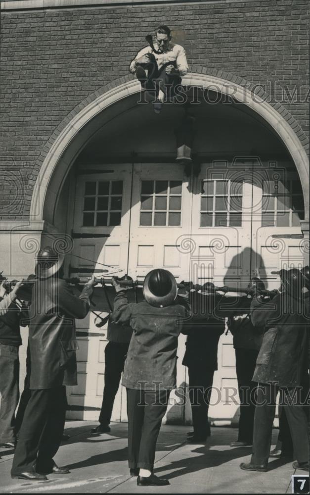 Press Photo Fire fighters catch man who jumped from buiding in net - abna29390 - Historic Images