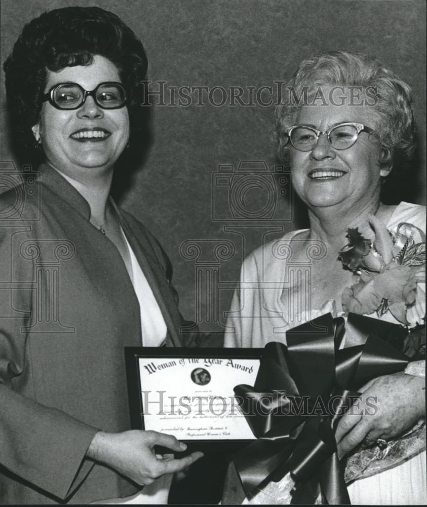 1981 Press Photo Lois Whitten and Emily Fredrichsen, Birmingham Business Awards - Historic Images