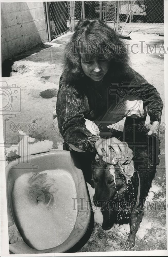 1988 Press Photo Ruth Ann Cumbo, Humane Society of West-Jefferson in Bessemer - Historic Images