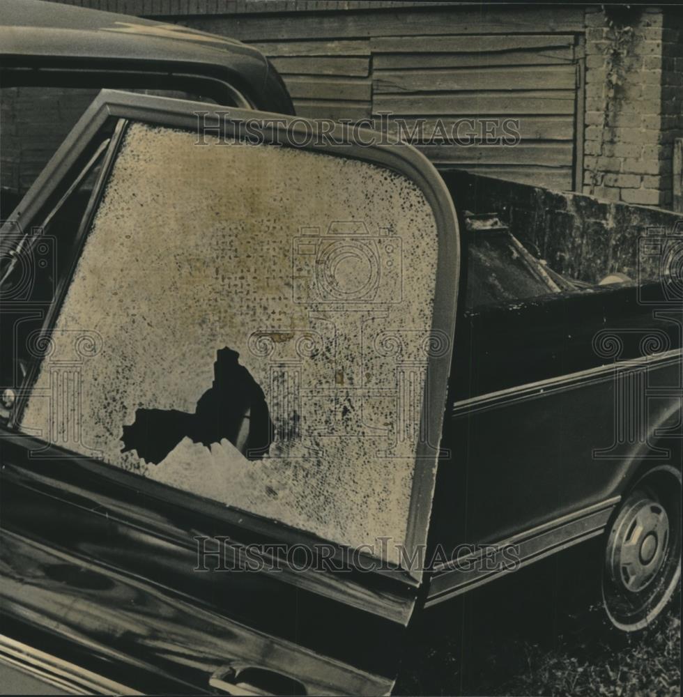 1981 Press Photo Accountant Eddie Garcia&#39;s car window with bullet hole shatter - Historic Images