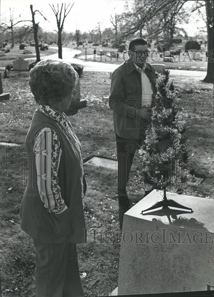 1978 Press Photo Perdues place new tree on grave, Crime, Birmingham - abna29474 - Historic Images