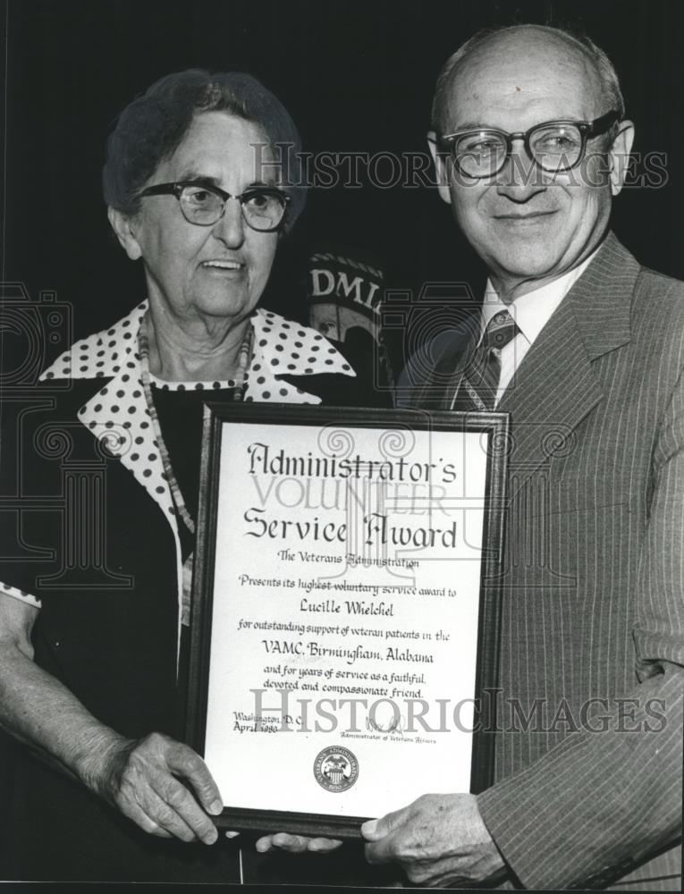 1980 Press Photo Volunteer Worker Mrs. Lucille Whelchel and Hugh R. Vicker - Historic Images