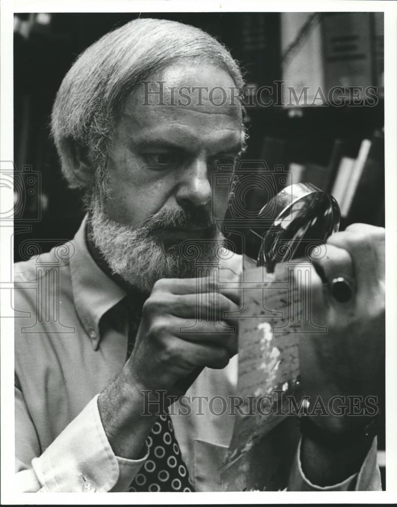 1980 Press Photo Marvin Whiting, Birmingham Public Library, looking at records - Historic Images