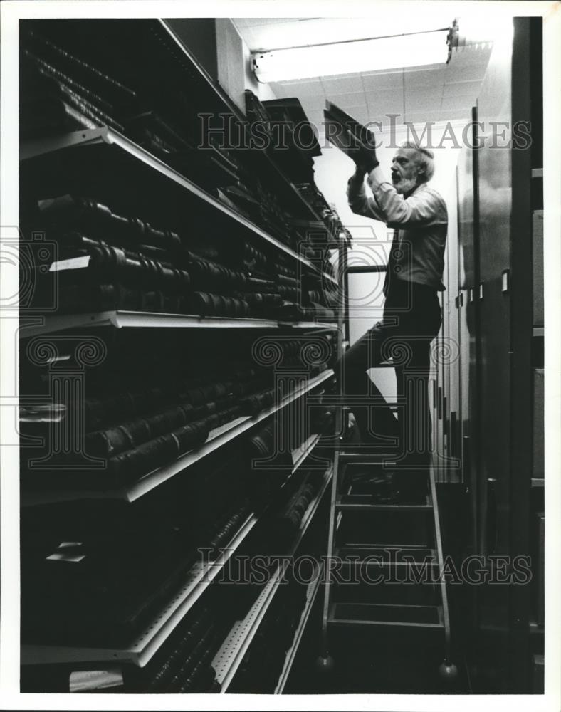 1980 Press Photo Birmingham Public Library - Archivist Marvin Whiting - Historic Images