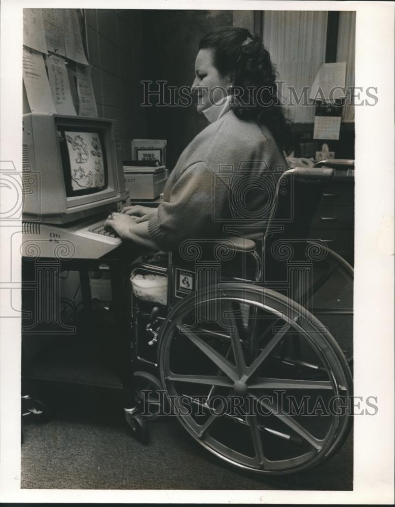 1981 Press Photo Kris Weymouth of Elvin Hill school uses computer - abna29598 - Historic Images