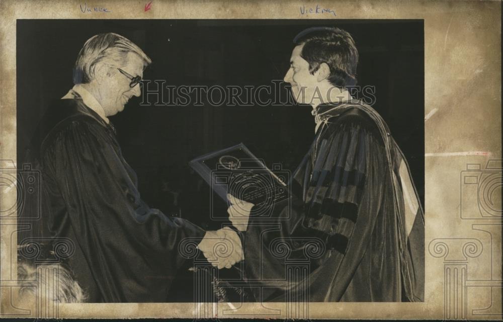 1977 Press Photo Robert Vance Gets University of Montevallo President&#39;s Award - Historic Images