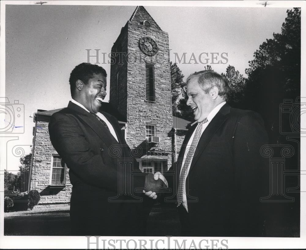 1990 Press Photo Superintendent James Caldwell and Richard Ray shake hands - Historic Images