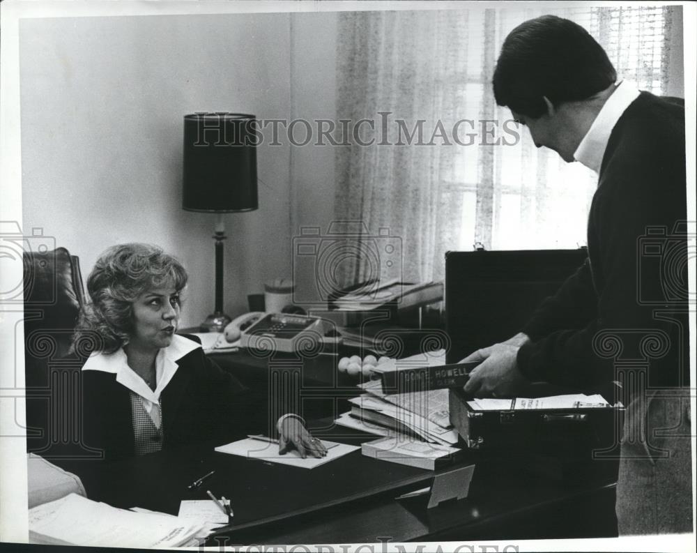 1981 Press Photo Tarrant City Clerk Anne Byrom with Mr. Howell before moving - Historic Images