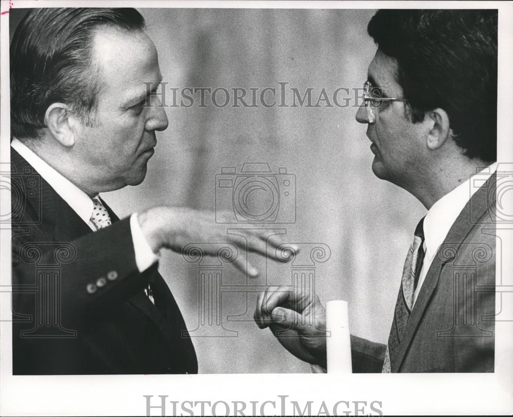 1989 Press Photo Senators Bill Cabaniss Junior and John Amari on Senate Floor - Historic Images