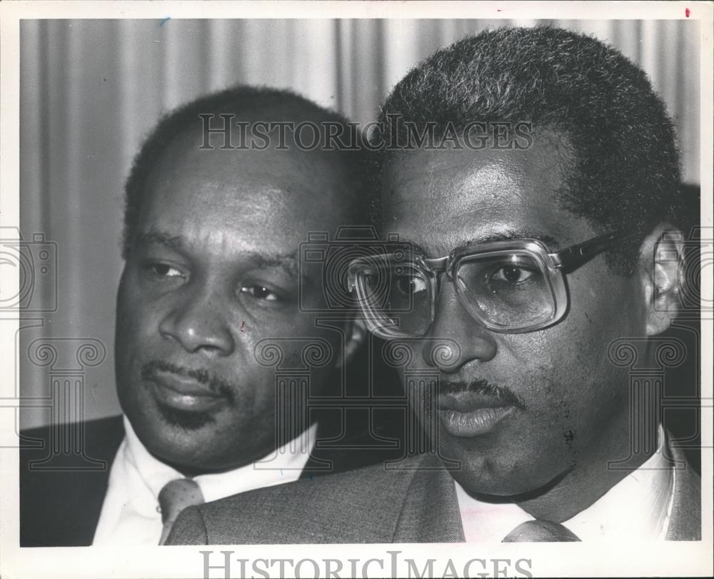 1989 Press Photo Jeff Germany, William Bell Watch City Council Results, Alabama - Historic Images