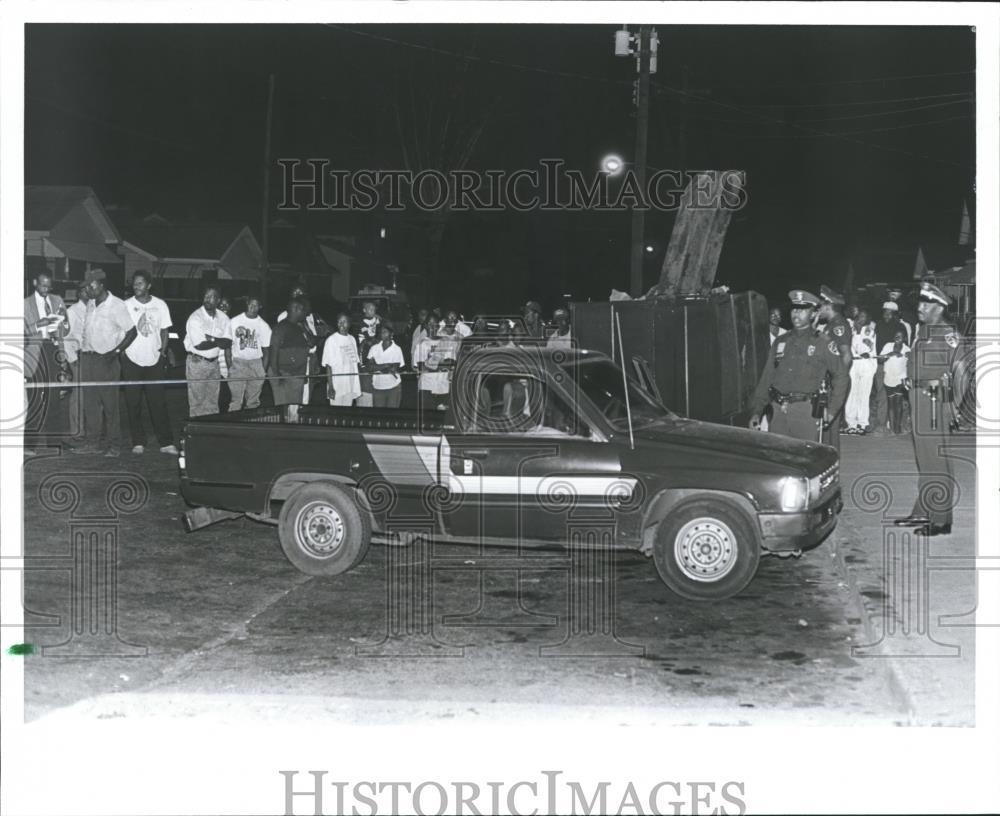 Press Photo Crowd at Scene of Homicide, Birmingham, Alabama - abna29822 - Historic Images