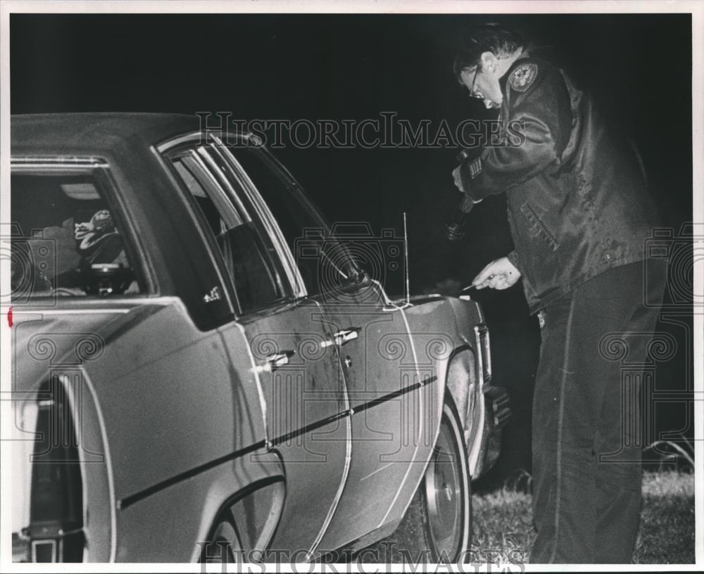 1988 Press Photo A Tarrant Police Investigator dusts a car for fingerprints - Historic Images
