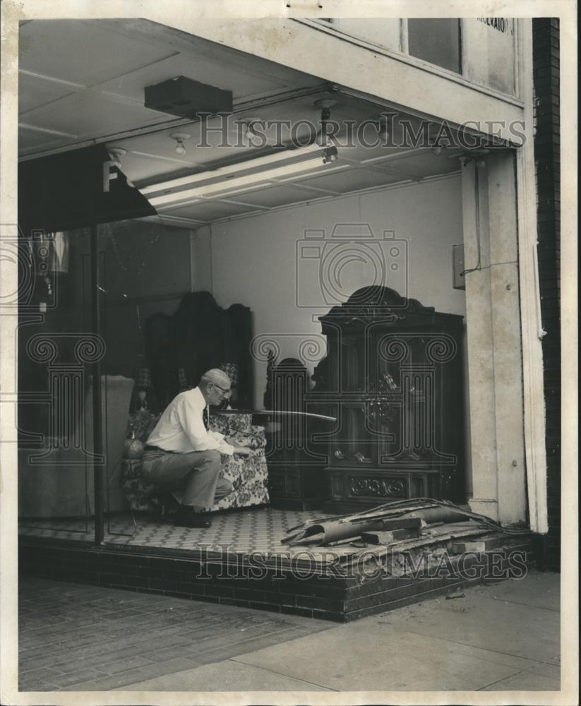 1978 Press Photo Crime, Burglary, Man inside broken Window Display - abna29832 - Historic Images