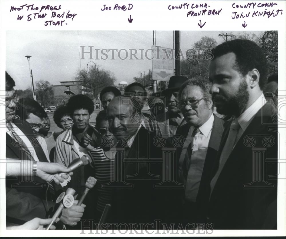 1983 Press Photo Joe Reed, County Commissioner Frank Bray, Others at Event - Historic Images