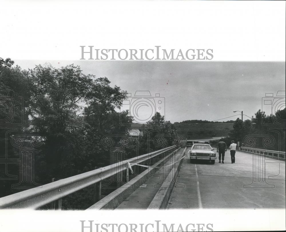 1986 Press Photo Deputies S.J. Bryant and T.A. Salter at Crime Scene - abna29843 - Historic Images