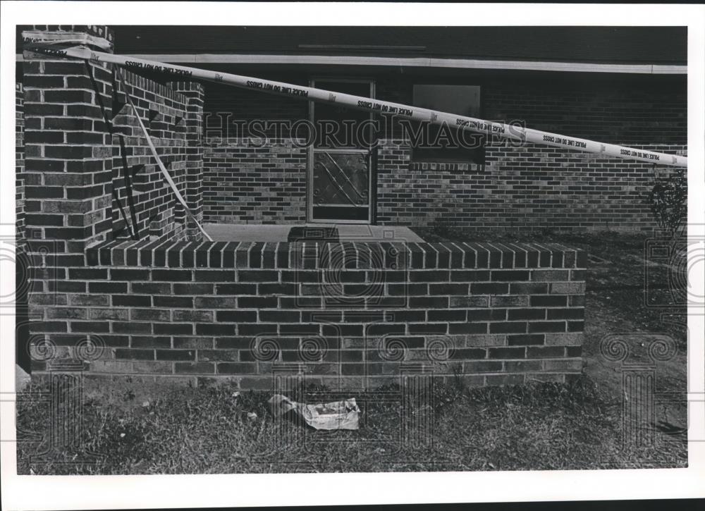 1986 Press Photo Murder Scene at Apartment in Talladega, Alabama - abna29849 - Historic Images