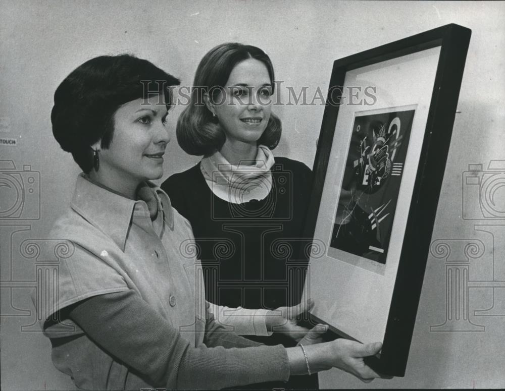 1977 Press Photo Mrs. Ehney Camp and Mrs. Foster view Kandinsky print - Historic Images