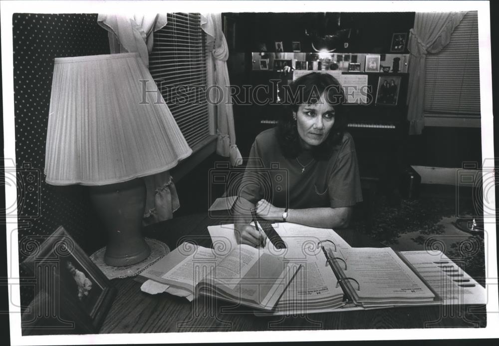 1992 Press Photo Melinda Cammarata works on school lessons at home in East Lake - Historic Images