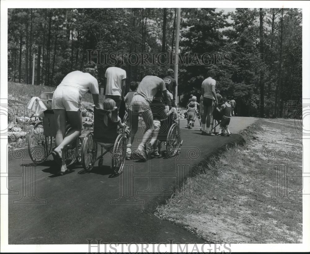 1980 Press Photo Counselors, campers on new trail at special camp for children - Historic Images