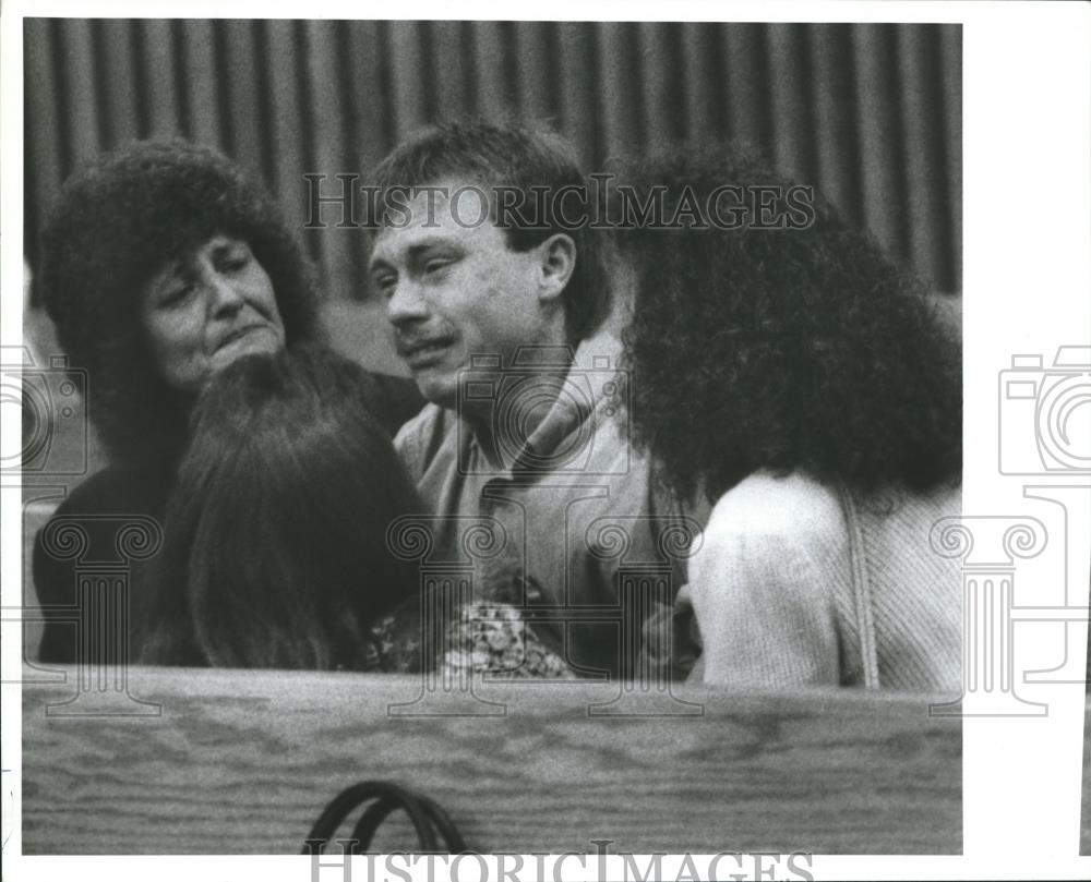 1992 Press Photo Eddie Eakes, brother of murder victim, with unidentified others - Historic Images