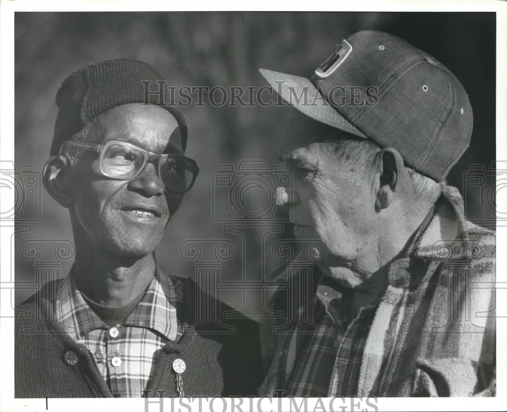 1981 Press Photo Howard Norwood speaks with Jackson in Powderly section - Historic Images