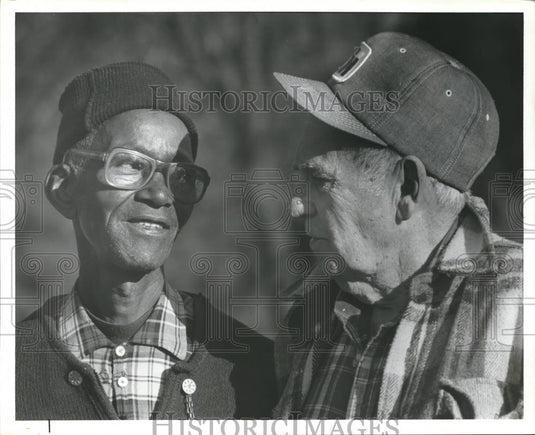 1981 Press Photo Howard Norwood speaks with Jackson in Powderly section - Historic Images