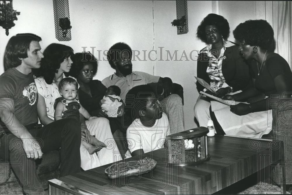 1979 Press Photo Elaine Green talks with families in Bush Hills area, Birmingham - Historic Images