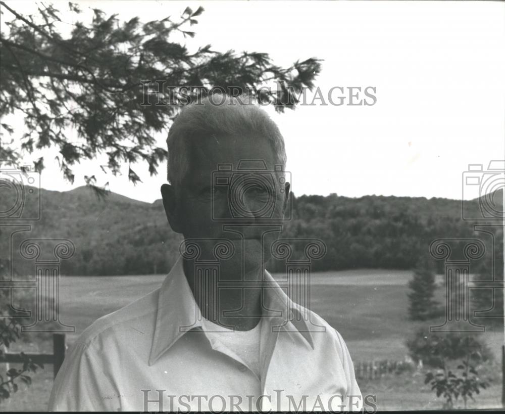 1990 Press Photo World War II veteran Curtis Whiteway outside - abna30044 - Historic Images