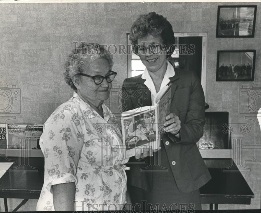 1982 Press Photo Vinnie Moore and Margaret Whitfield view book at Nestlewood - Historic Images