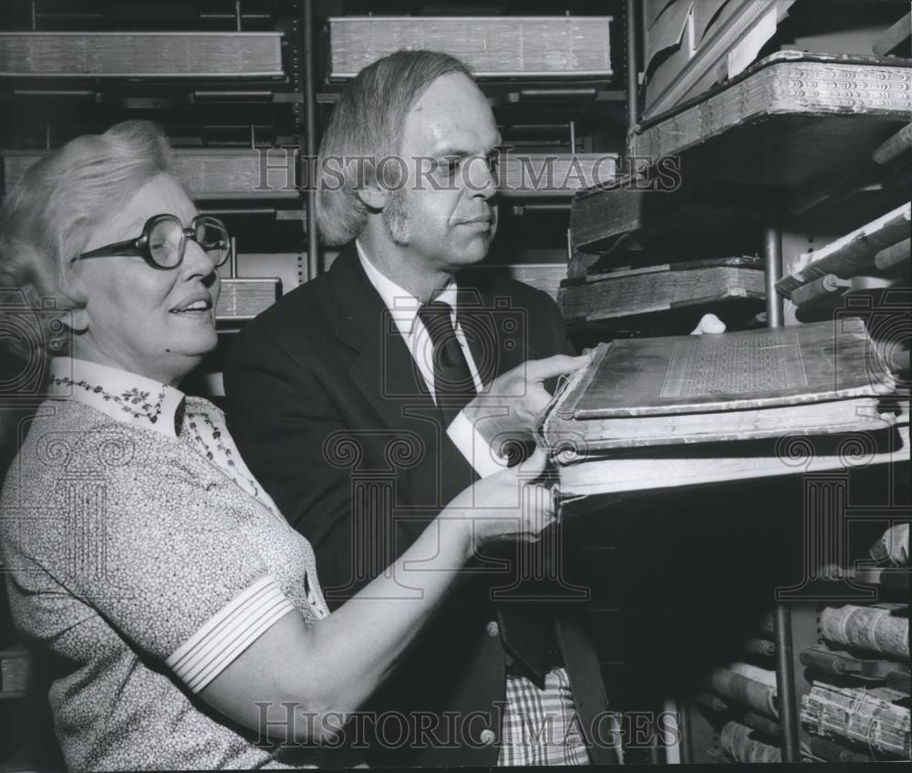 1978 Press Photo Polly Conradi and Dr. Marvin Whiting at Birmingham library - Historic Images