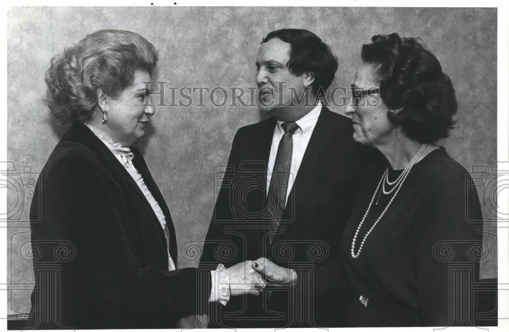 1982 Press Photo Eastern Area Chamber of Commerce Members Honor Ann Dean - Historic Images