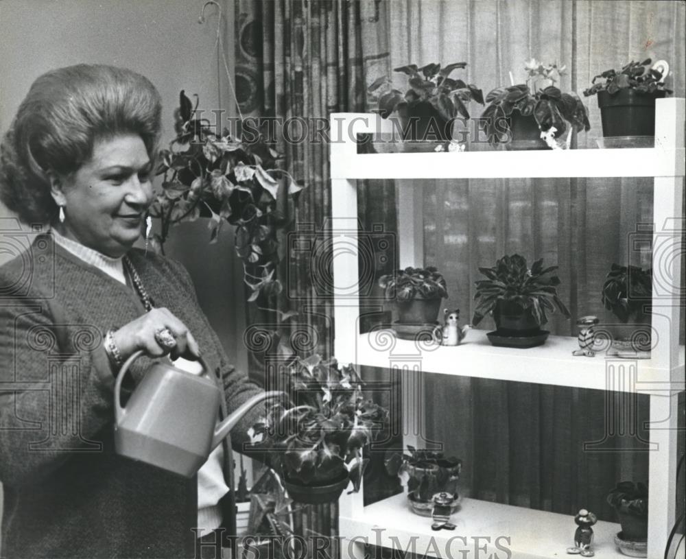 1982 Press Photo Ann Dean Waters Plants at her office, Vacca Campus in Roebuck - Historic Images