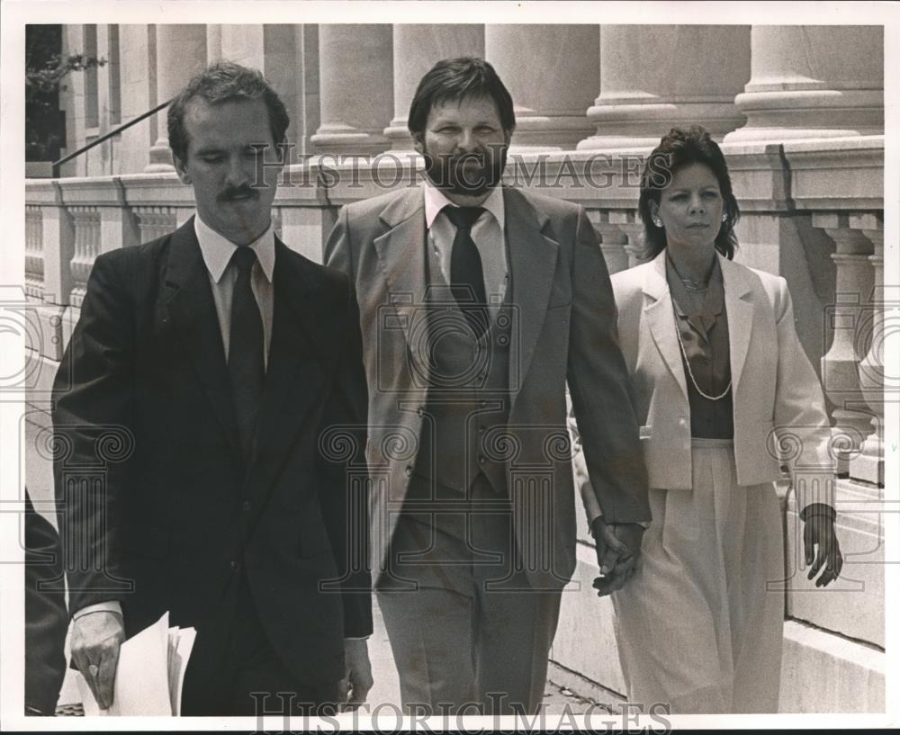 1985 Press Photo Rosa Dawon and Husband Walk to Court with Lawyer - abna30110 - Historic Images