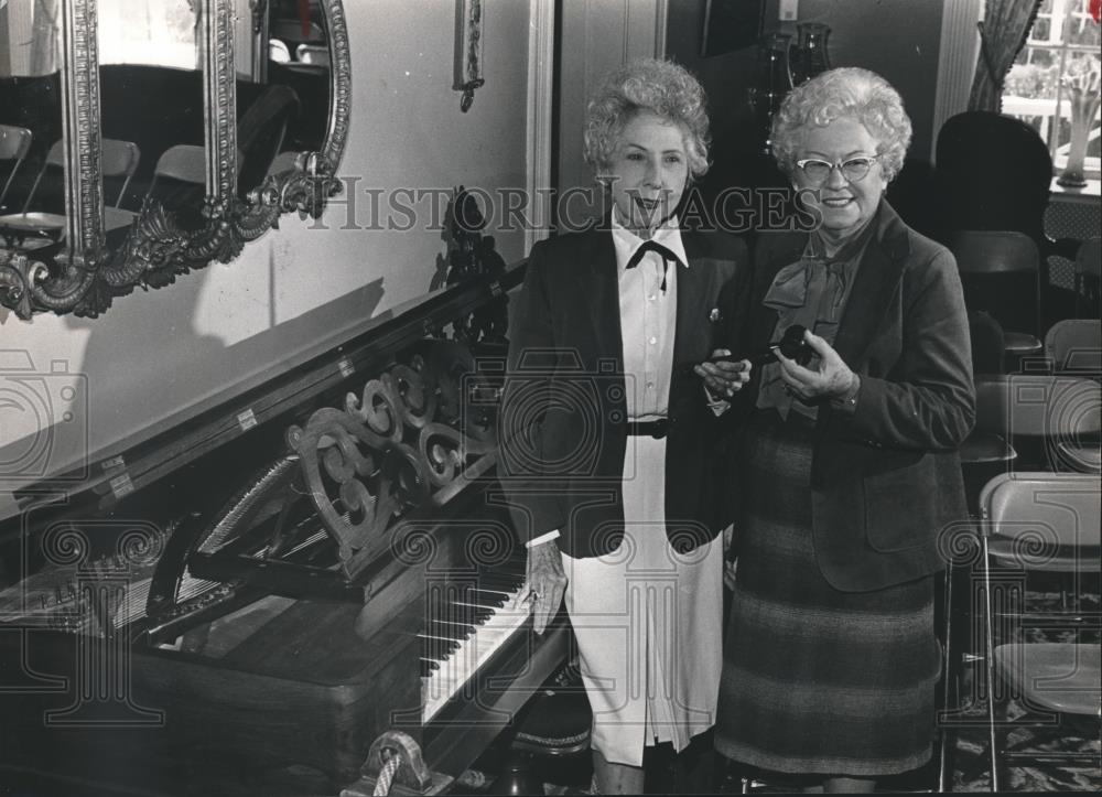 1983 Press Photo Evelyn Walker, Mrs. Whitten, Arlington Historical Society - Historic Images