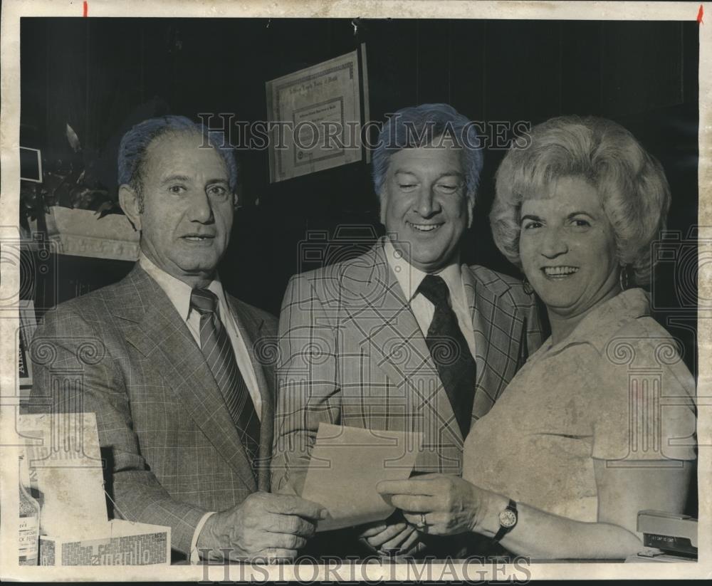 1976 Press Photo Joe and Juliette Zarzur, signed papers for Sailmaker Restaurant - Historic Images