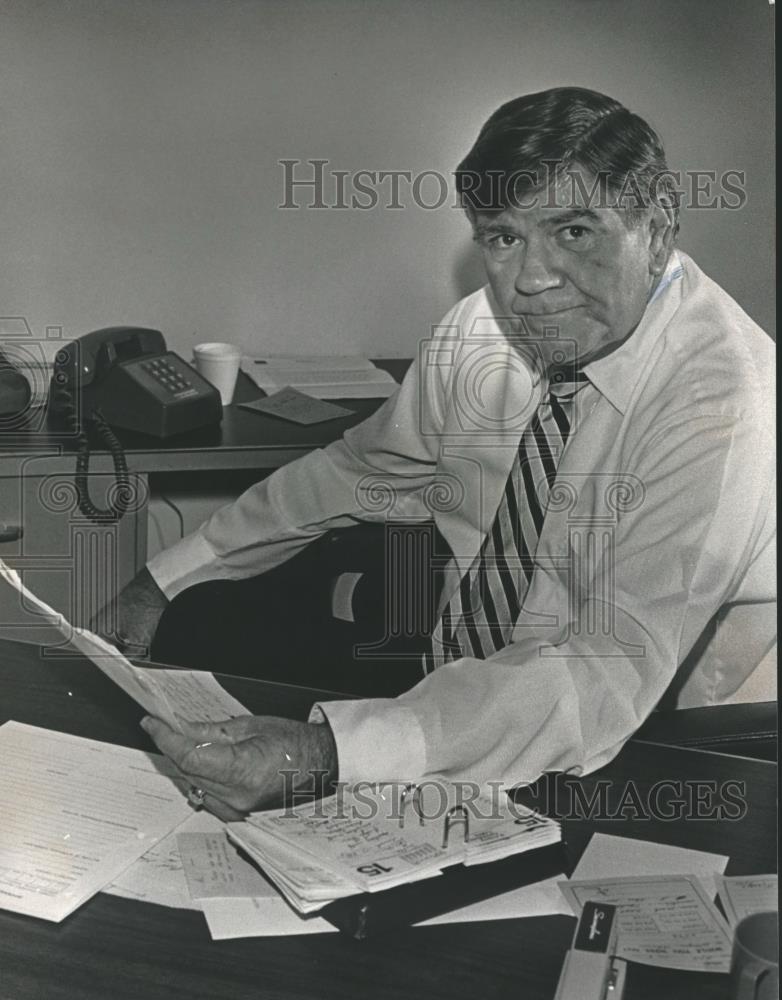 1982 Press Photo Alfred K. Hall, coordinator of Equalization at desk - abna30250 - Historic Images