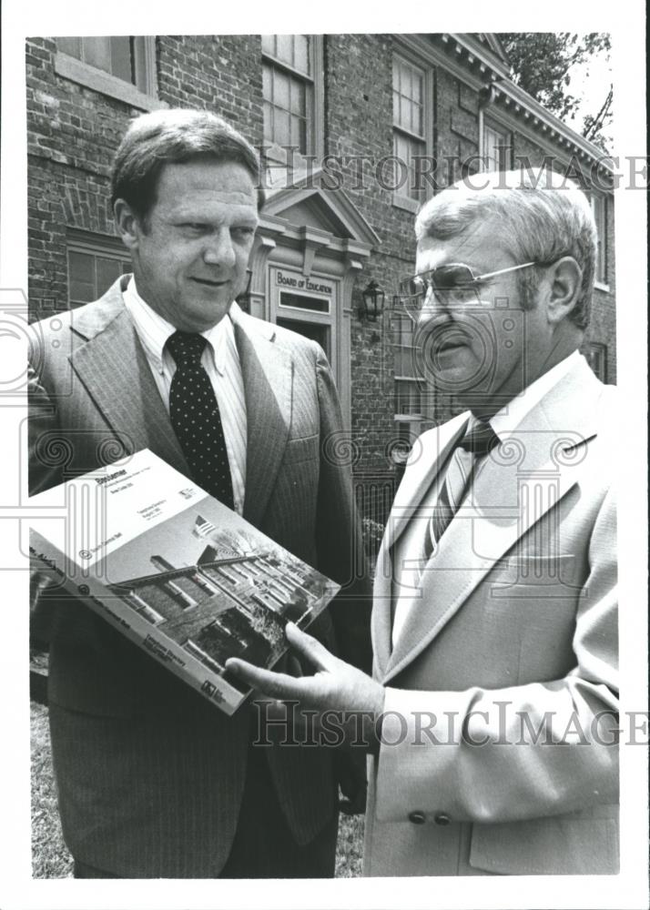 1980 Press Photo Bessemer, Alabama School Superintendent Dr. Hale Receives Book - Historic Images