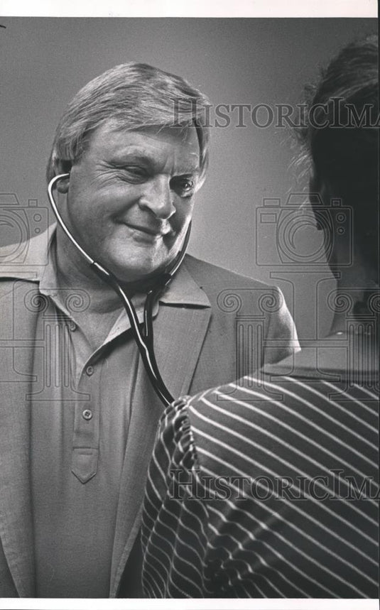 Press Photo Doctor Harold Hall with Patient checking Heart from Helena, Alabama - Historic Images