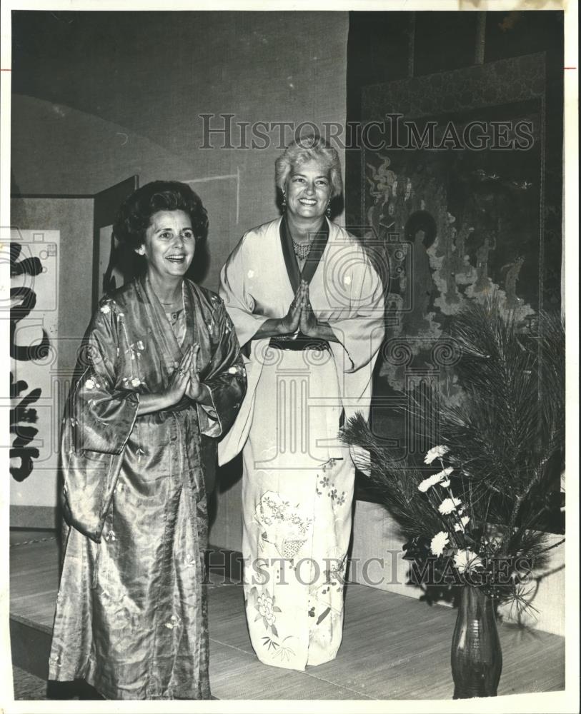 1977 Press Photo Mrs. Will Halsey Junior and Mrs. Harry Pennington in Kimonos - Historic Images