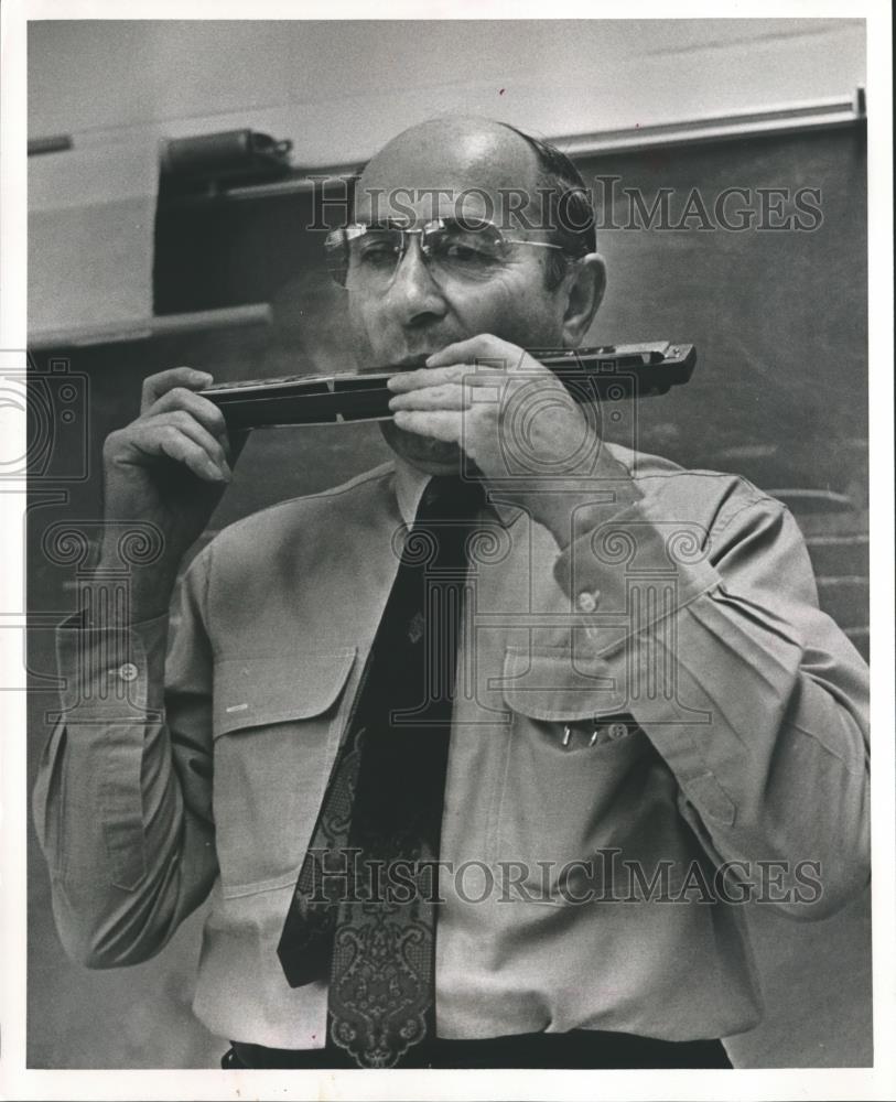1986 Press Photo Morry Feldman plays his harmonica for his class at Court - Historic Images