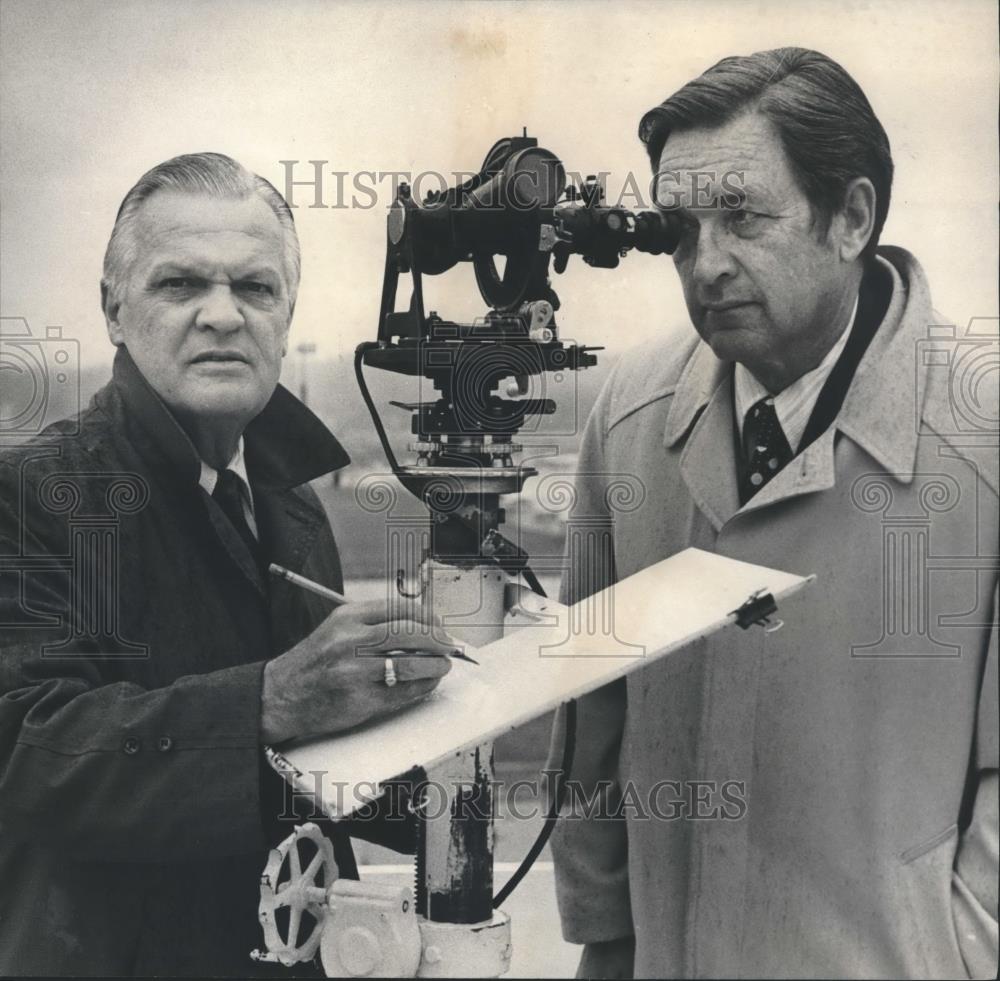 1978 Press Photo Bob Ferry, Meteorologist, with Allen Pearson of Warning Center - Historic Images