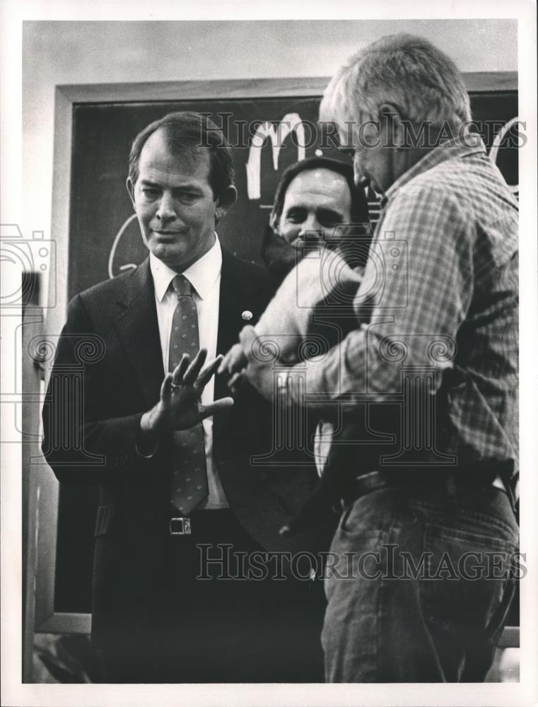1987 Press Photo Politician Jim Gunter declined when Johnny Johnson offered pig - Historic Images