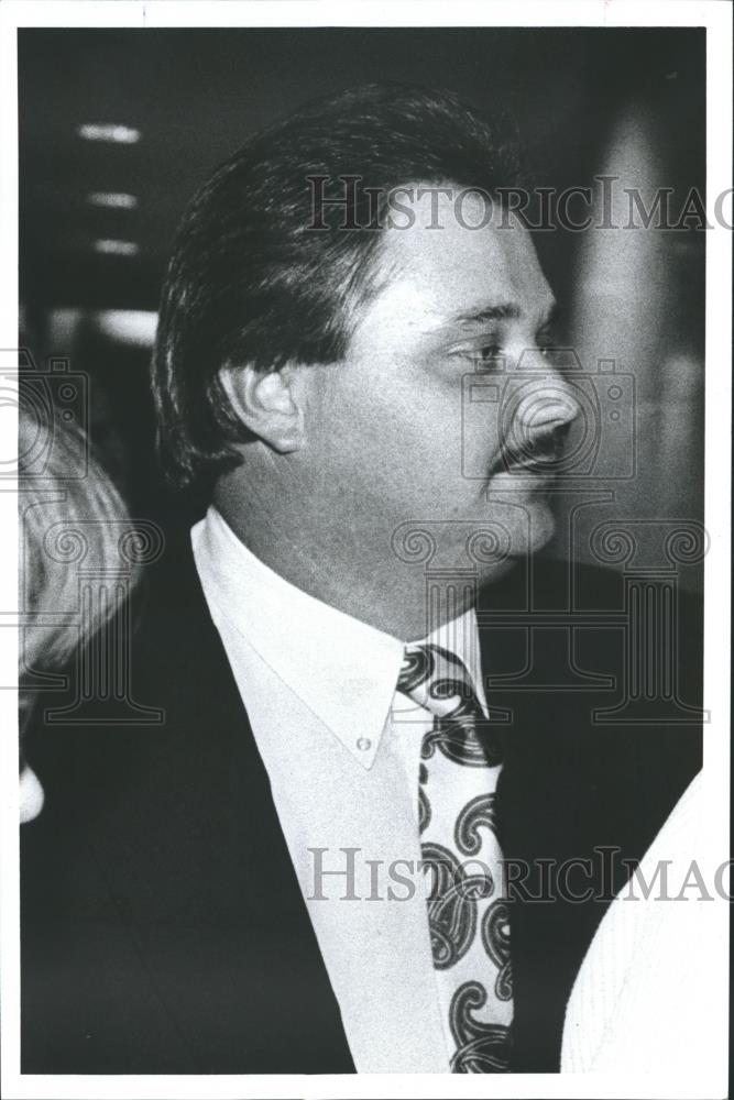 1991 Press Photo Robert Gospodareck Stands in Crowd - abna30652 - Historic Images
